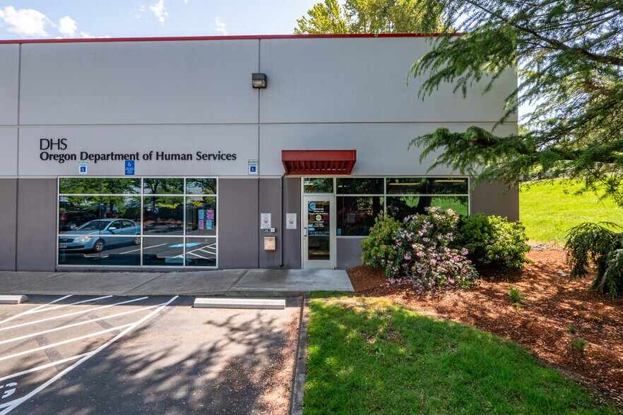 More Photos Of 4382 SE International Way, Milwaukie Flex For Sale