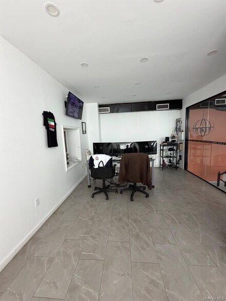 More Photos Of 105 Lakeville Rd, New Hyde Park Light Manufacturing For Lease