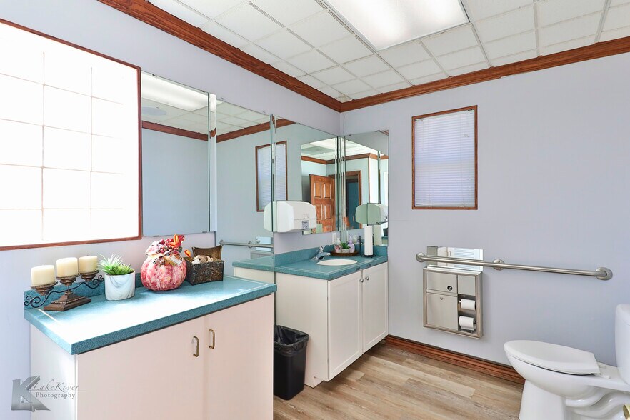 More Photos Of 318 Cedar St, Abilene Storefront Retail Office For Sale