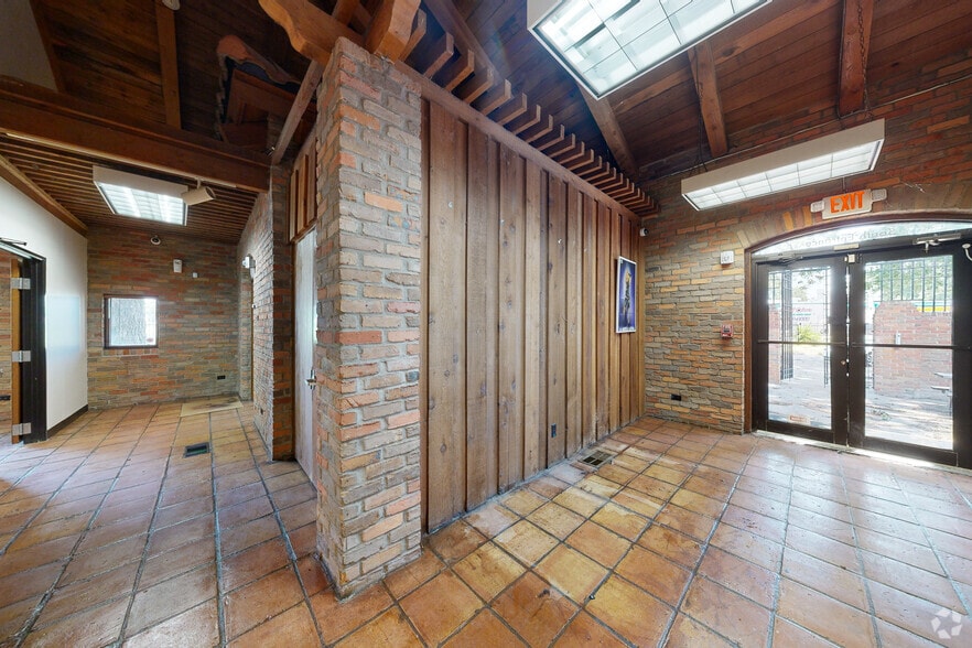 More Photos Of 2323 N Walton Walker Blvd, Dallas Office For Sale