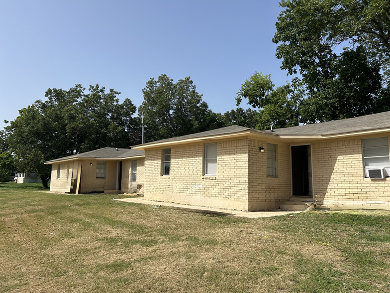 Primary Photo Of 819 E Guadalupe St, La Grange Apartments For Sale