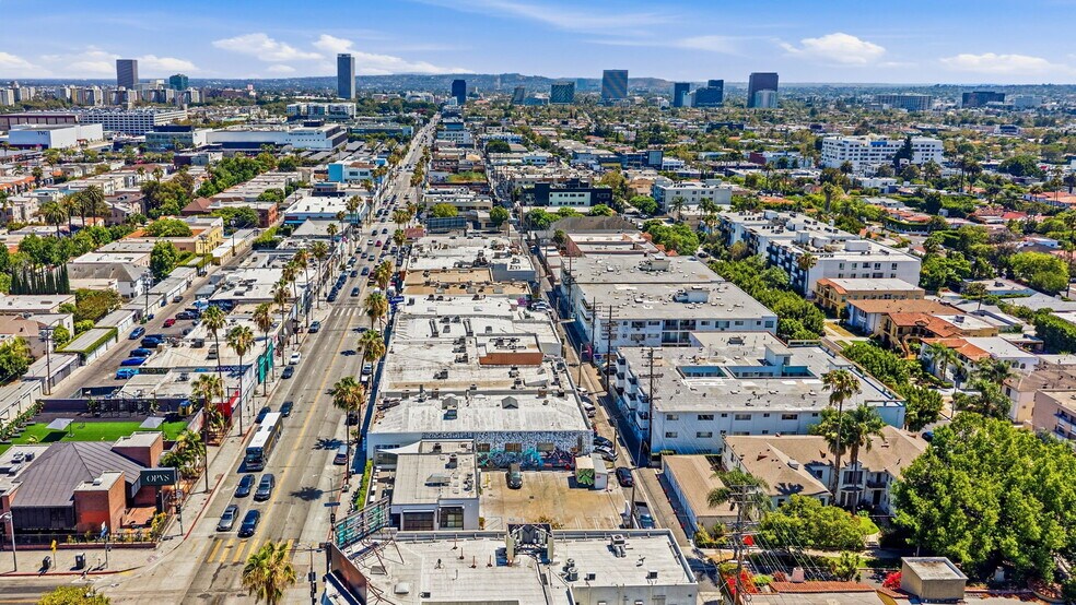 More Photos Of 465 N Fairfax Ave, Los Angeles Fast Food For Lease