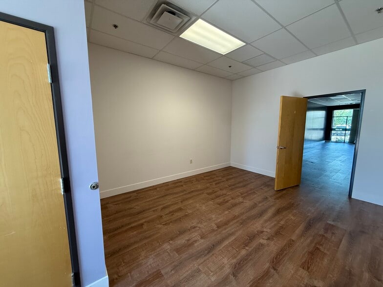 More Photos Of 1655 W Chandler Blvd, Chandler Storefront Retail Office For Lease