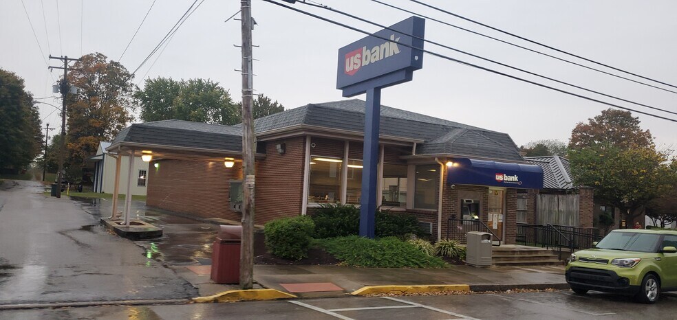 More Photos Of 104 Broadway St, Cave City Bank For Lease