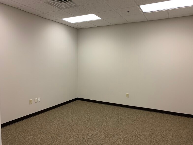 More Photos Of 2315 W Arbors Dr, Charlotte Medical For Lease