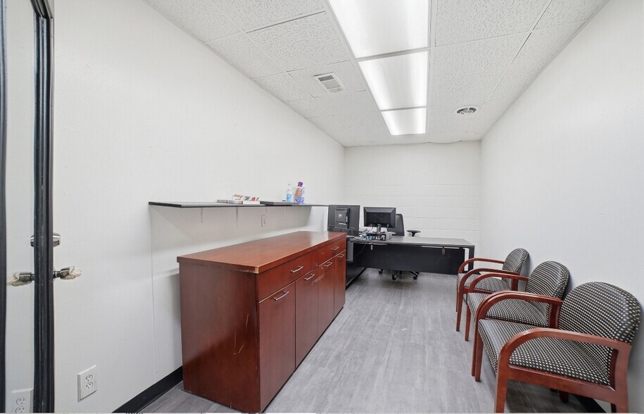 More Photos Of 2908 11th St, Dallas Office For Sale