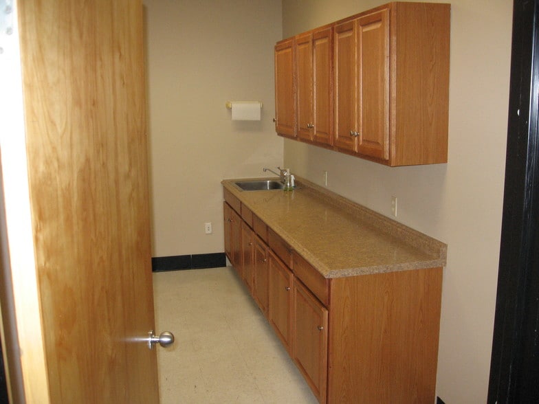 More Photos Of 76 Progress Dr, Stamford Research And Development For Lease