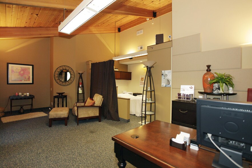 More Photos Of 3701 Shoreline Dr, Orono Coworking Space