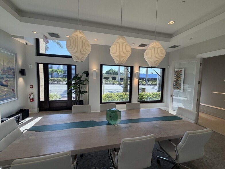 More Photos Of 633 9th St N, Naples Office For Lease