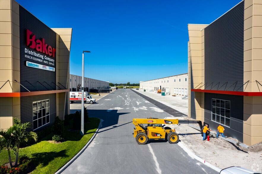More Photos Of 1500 County Line Rd, Plant City Warehouse For Lease