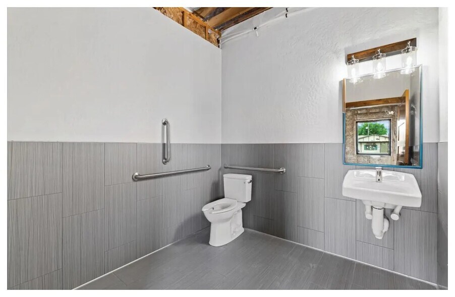 More Photos Of 2410 N Government Way, Coeur d'Alene General Retail For Lease