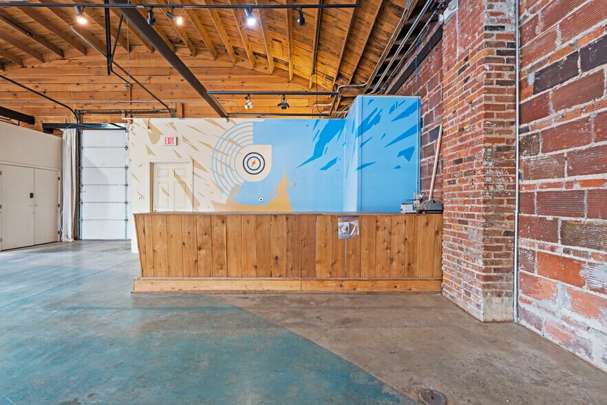 More Photos Of 1814 Oak St, Kansas City General Retail For Lease