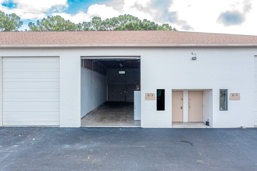 More Photos Of 1053 SE Holbrook Ct, Port Saint Lucie Warehouse For Lease