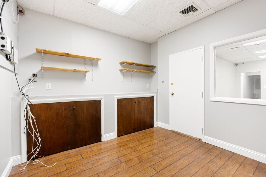 More Photos Of 1293 Clove Rd, Staten Island Office For Lease