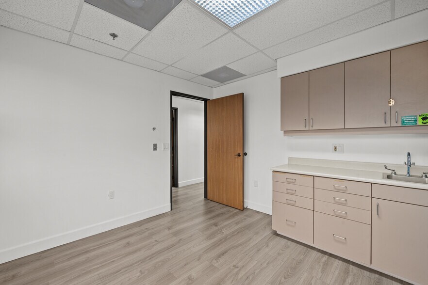 More Photos Of 44215 15th St W, Lancaster Medical For Lease