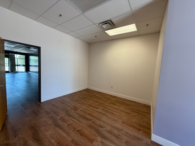 More Photos Of 1655 W Chandler Blvd, Chandler Storefront Retail Office For Lease