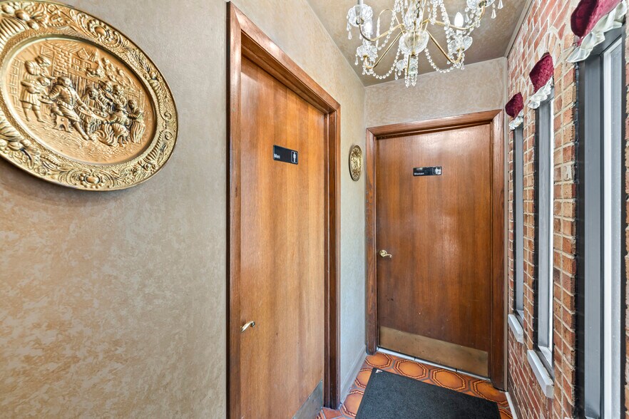 More Photos Of 10140 S Roberts Rd, Palos Hills Bar For Sale