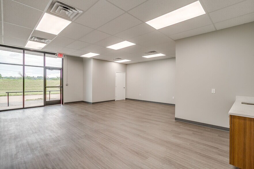 More Photos Of 3001-3003 Shamrock St, Fort Worth Light Distribution For Lease
