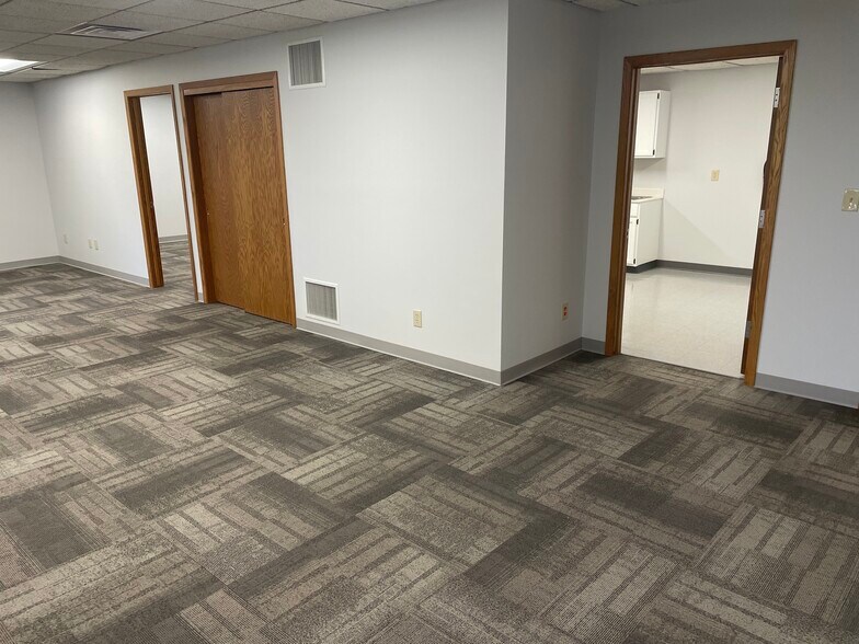 More Photos Of 555 S Industrial Dr, Hartland Office For Lease