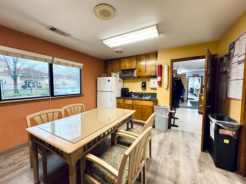 More Photos Of 2036 Railroad Ave, Redding Office For Sale