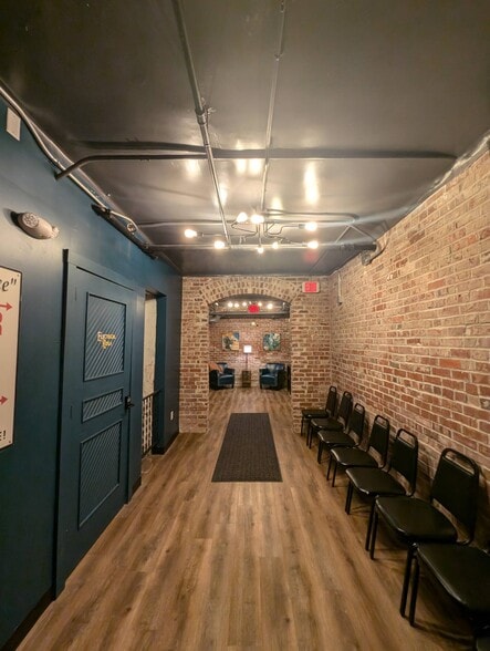 More Photos Of 206 N Market St, Oskaloosa General Retail For Lease