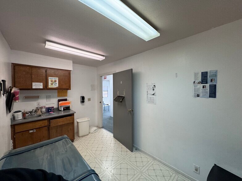 More Photos Of 221 G St, Porterville Medical For Sale
