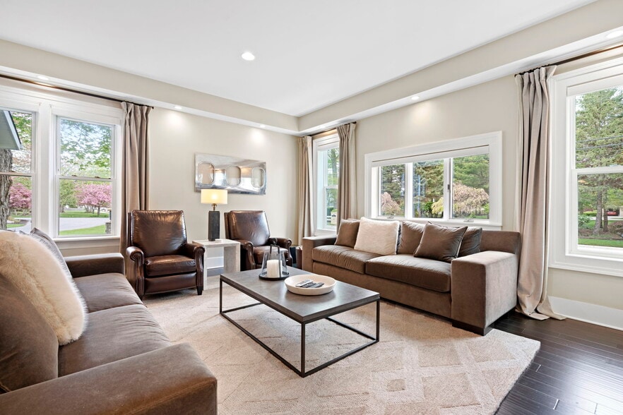 More Photos Of 612 N Lakeshore Dr, Ludington Hotel For Sale