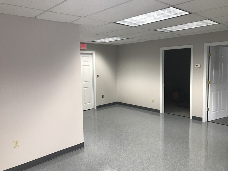 More Photos Of 345 Nutmeg Rd S, South Windsor Warehouse For Lease