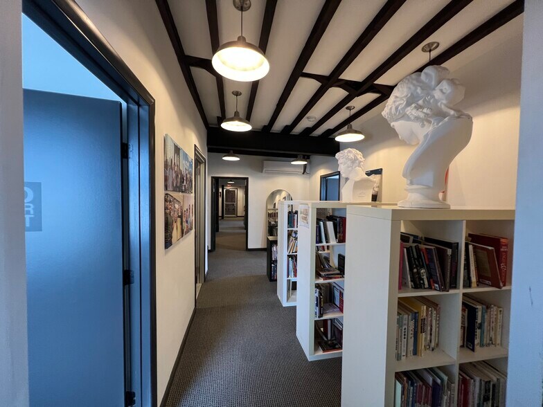 More Photos Of 44 Bethpage Rd, Hicksville Showroom For Lease