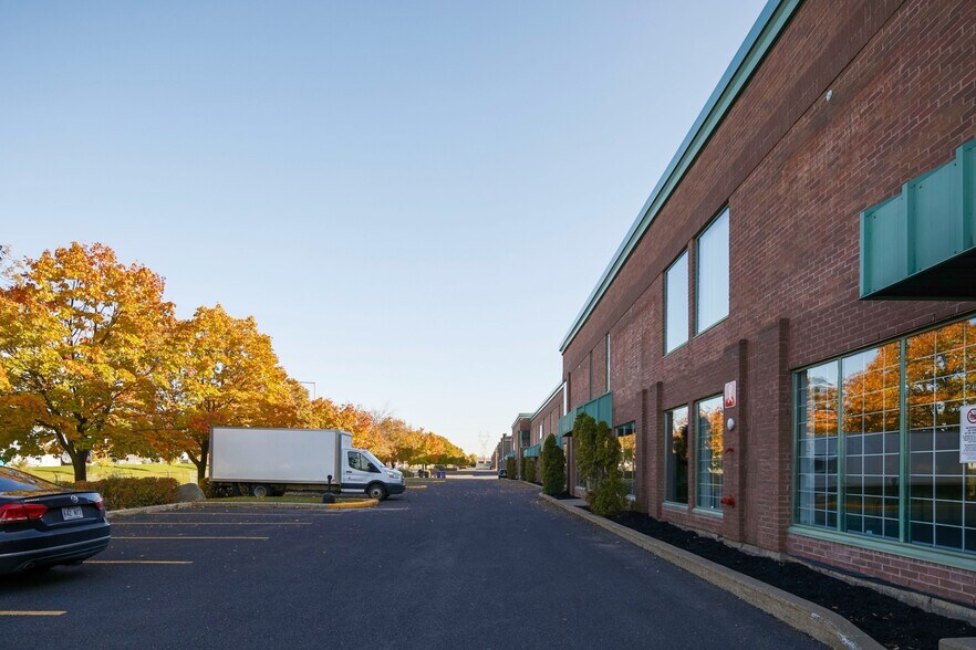 More Photos Of 874-896 Rue Jean-Neveu, Longueuil Warehouse For Lease