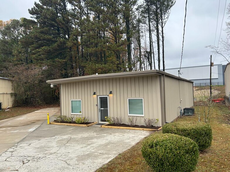 More Photos Of 1484 Lake City Industrial Ct, Morrow Flex For Sale