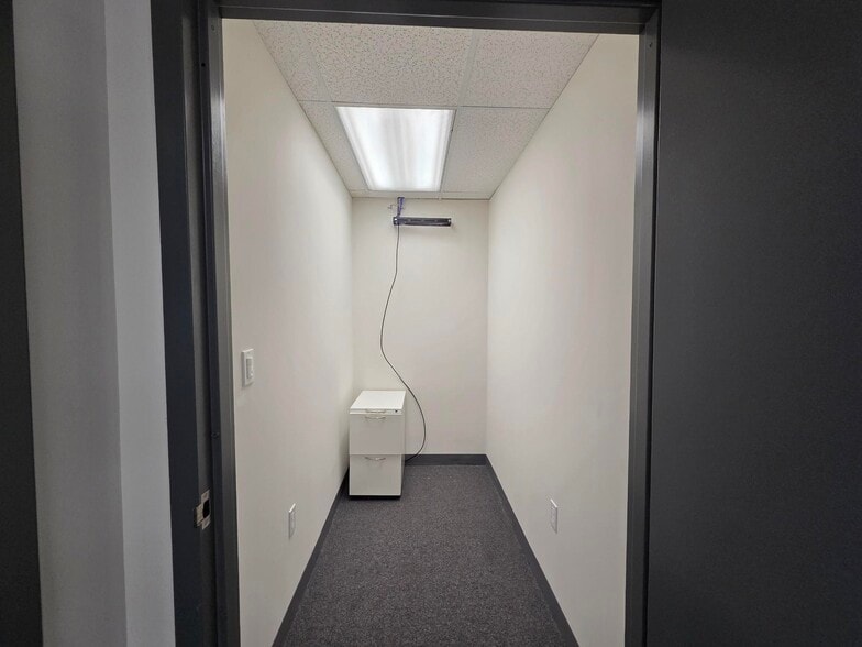 More Photos Of 2-100 Tower Office Park, Woburn Showroom For Lease