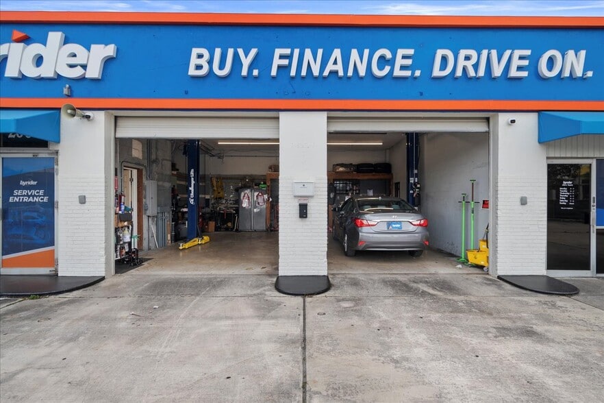 More Photos Of 2008 Okeechobee Blvd, West Palm Beach Auto Dealership For Sale