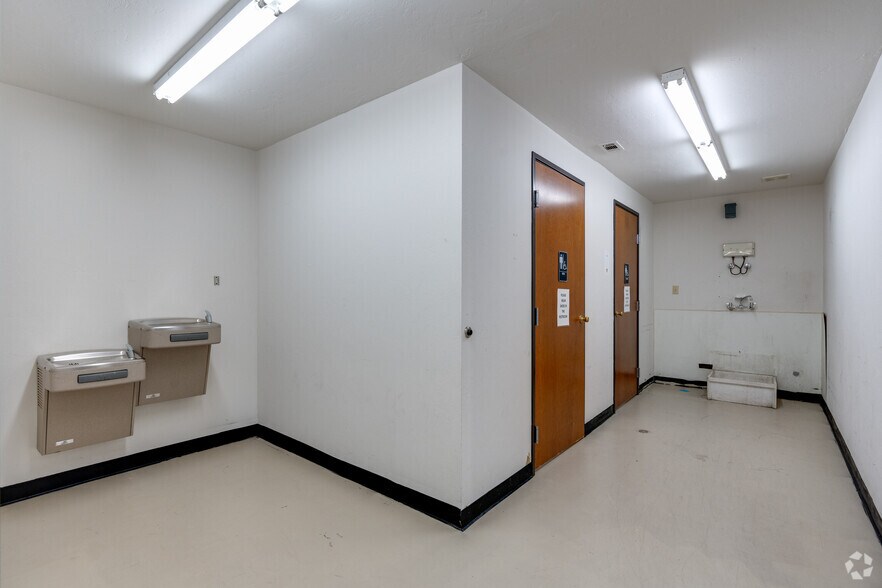 More Photos Of 5252 W Vickery Blvd, Fort Worth Showroom For Lease