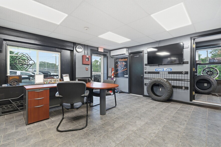 More Photos Of 1097 Eddie Dowling Hwy, North Smithfield Service Station For Sale