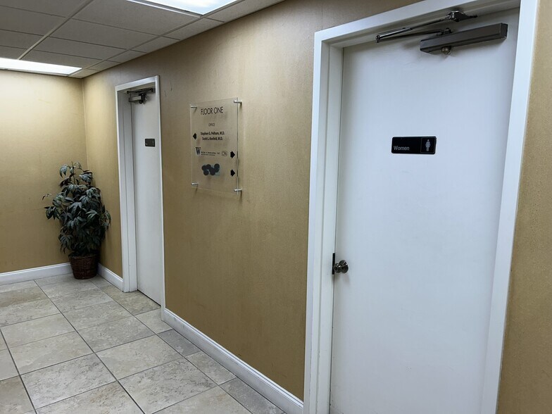 More Photos Of 3909 E Bay Dr, Holmes Beach Medical For Lease