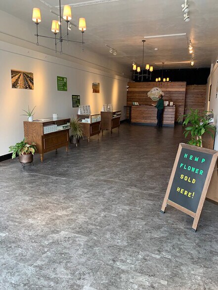 More Photos Of 8157-8161 Big Bend Blvd, Webster Groves Storefront For Lease