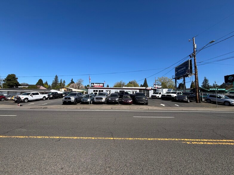 More Photos Of 13602 SE Mcloughlin Blvd, Portland Storefront For Lease