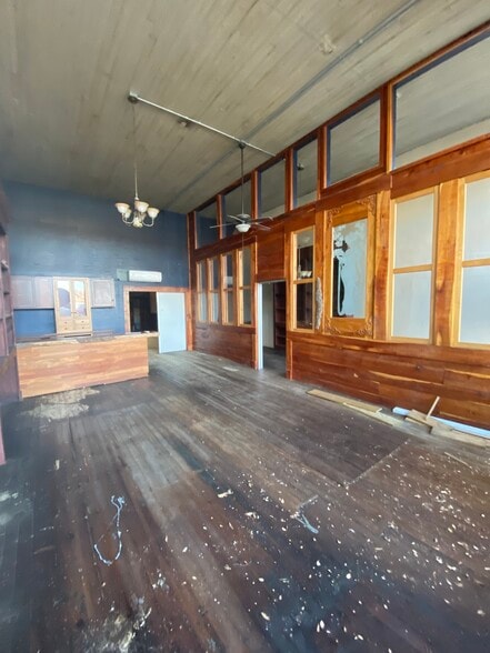 More Photos Of 116 Courthouse Sq, Edgefield Storefront For Lease