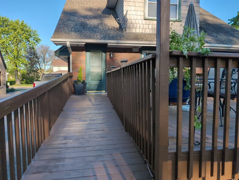 More Photos Of 417 N Hough St, Barrington Medical For Sale