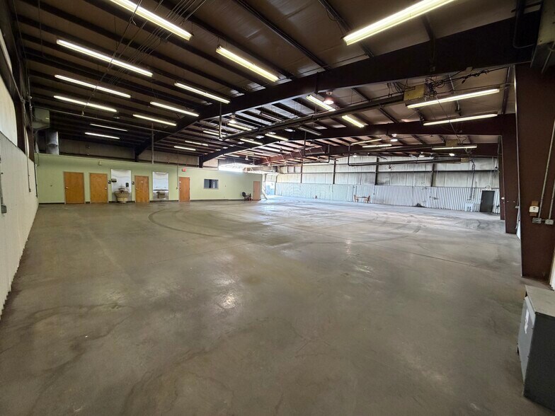 More Photos Of 111 Capital Ct, Nicholasville Warehouse For Lease
