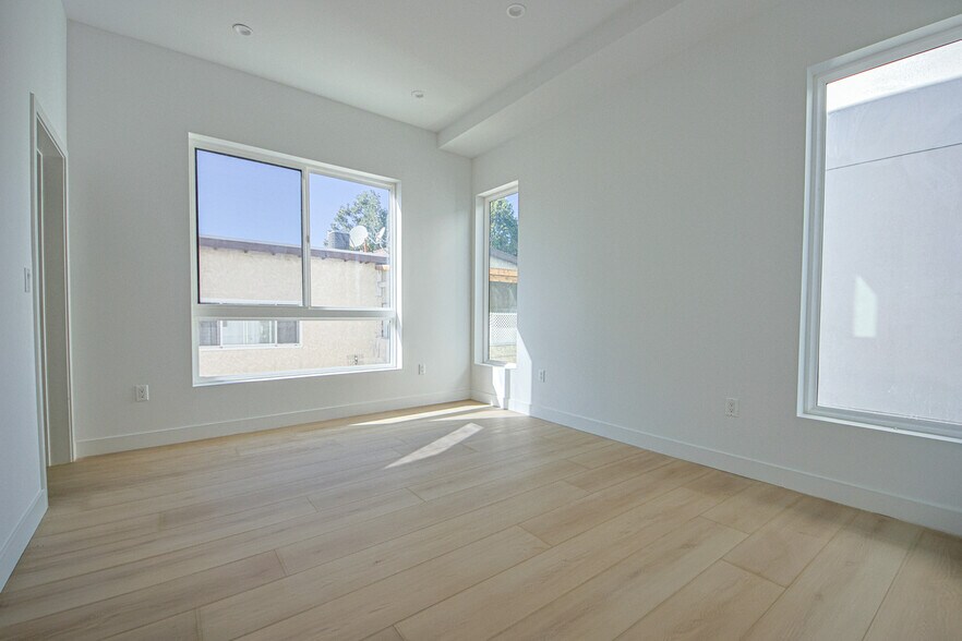 More Photos Of 6401 Odessa Ave, Lake Balboa Multifamily For Sale