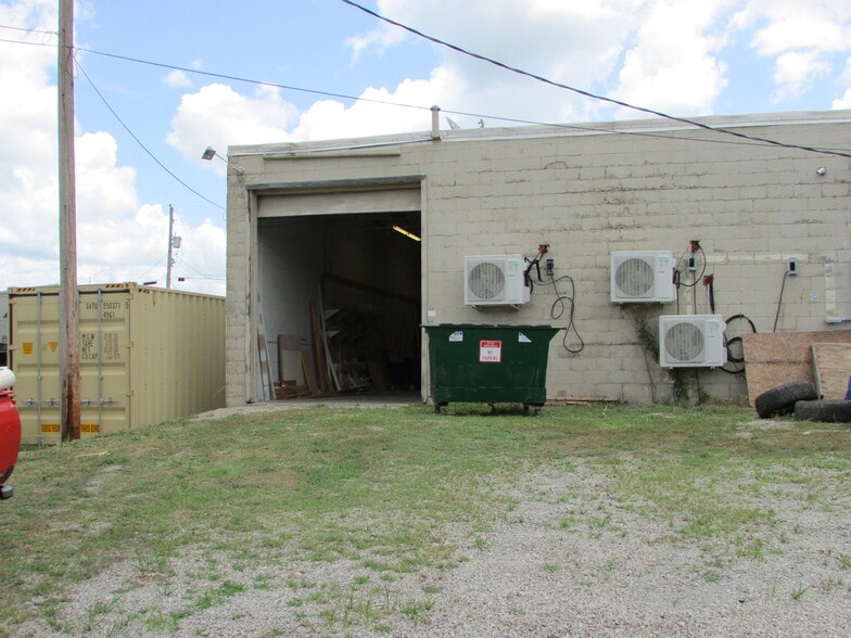 More Photos Of 131 SE Cholwell Ave, Bartlesville Warehouse For Lease