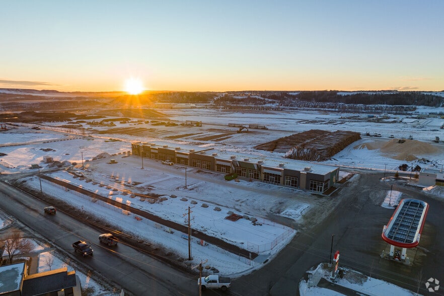 More Photos Of 239 Griffin Rd, Cochrane Showroom For Lease