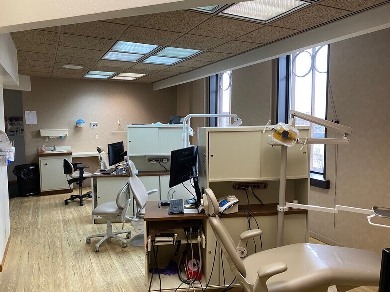 More Photos Of 207 S McLean St, Lincoln Office For Sale