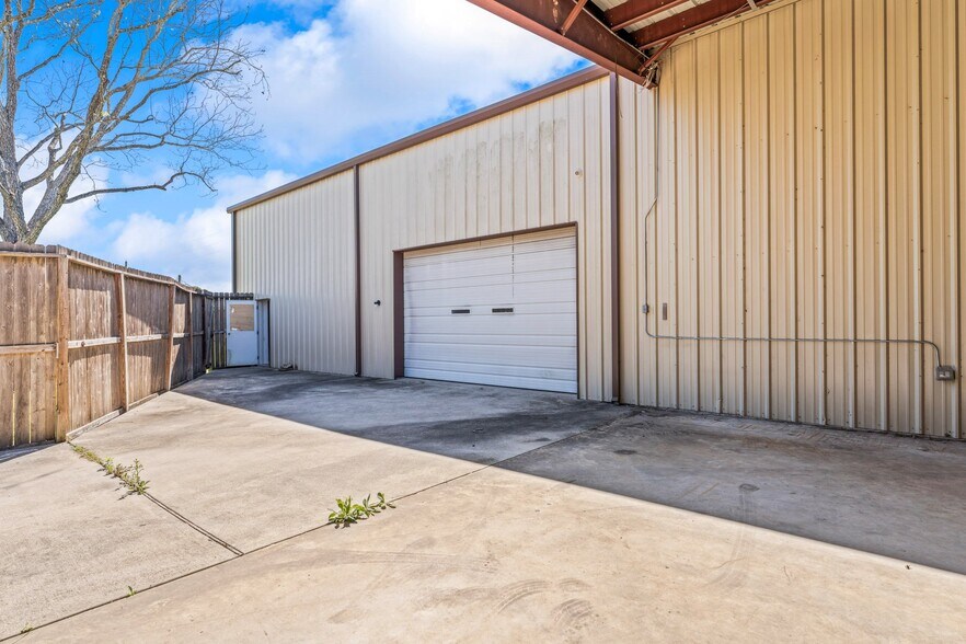 More Photos Of 15811 Manning Dr, Cypress Industrial For Lease