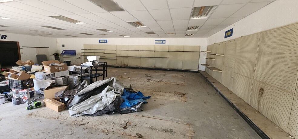 More Photos Of 284 S Center St, Pierson Auto Repair For Lease