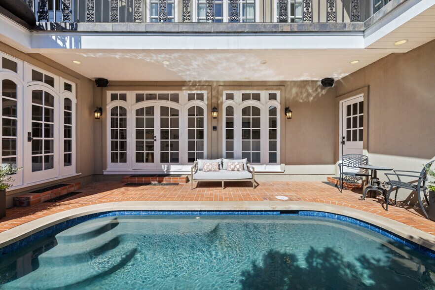 More Photos Of 1810 W 35th St, Austin Specialty For Sale