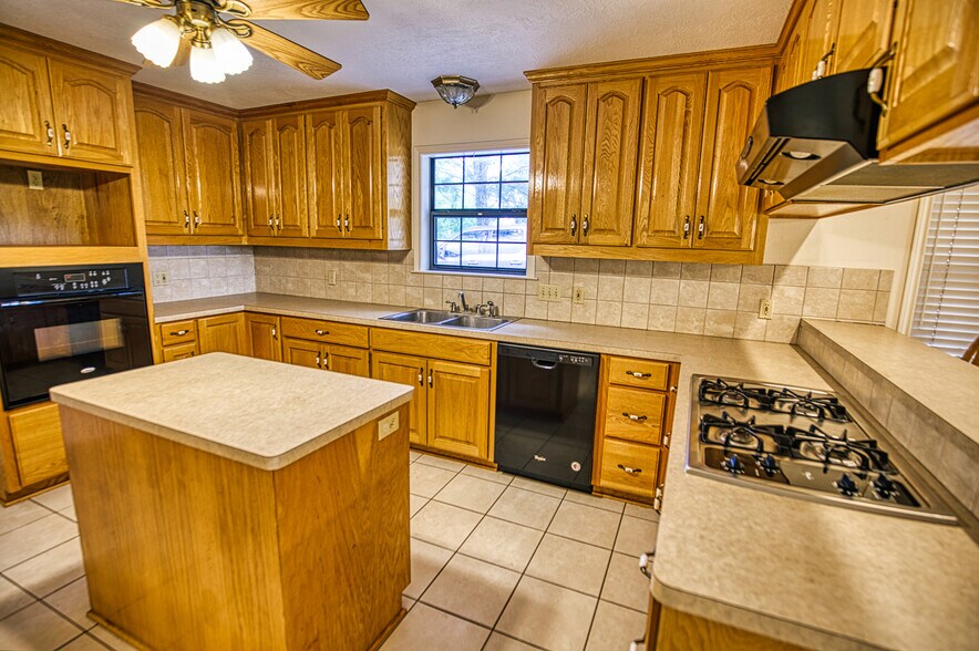 More Photos Of 655 Farmers Rd, Brenham Loft Creative Space For Sale