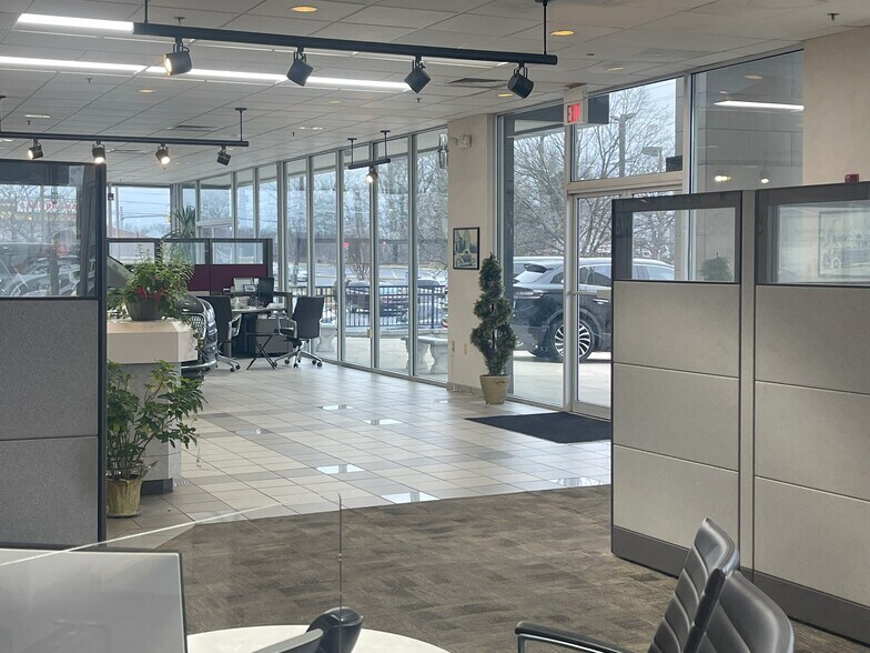 More Photos Of 7591 Annapolis Rd, Landover Hills Auto Dealership For Lease